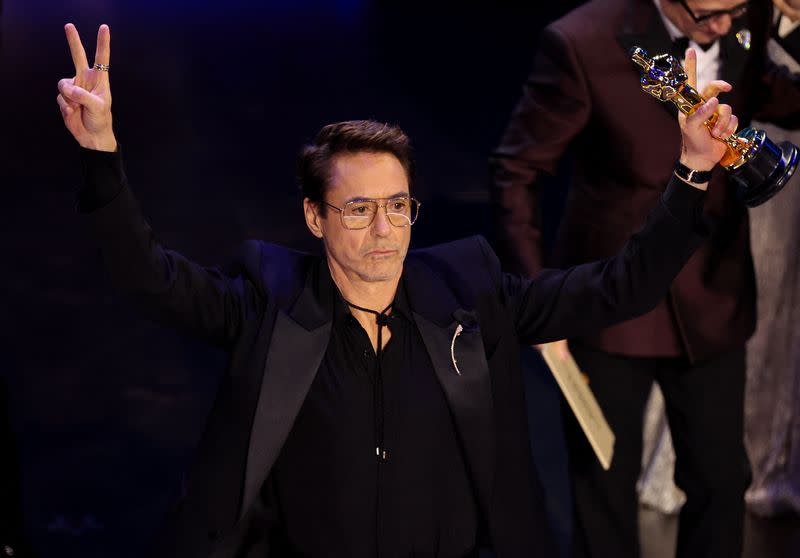 Robert Downey Jr. gana el Oscar al Mejor Actor de Reparto por "Oppenheimer" durante la gala de los Oscars en la edición 96 de los Premios de la Academia en Hollywood