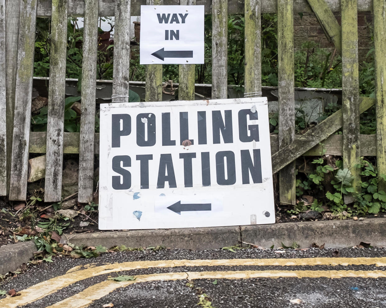 Haringey, London, UK. 8th June, 2017. Signs outside a polling station in the North London Borough of Haringey, London, UK Credit: Thomas Carver/Alamy Live News