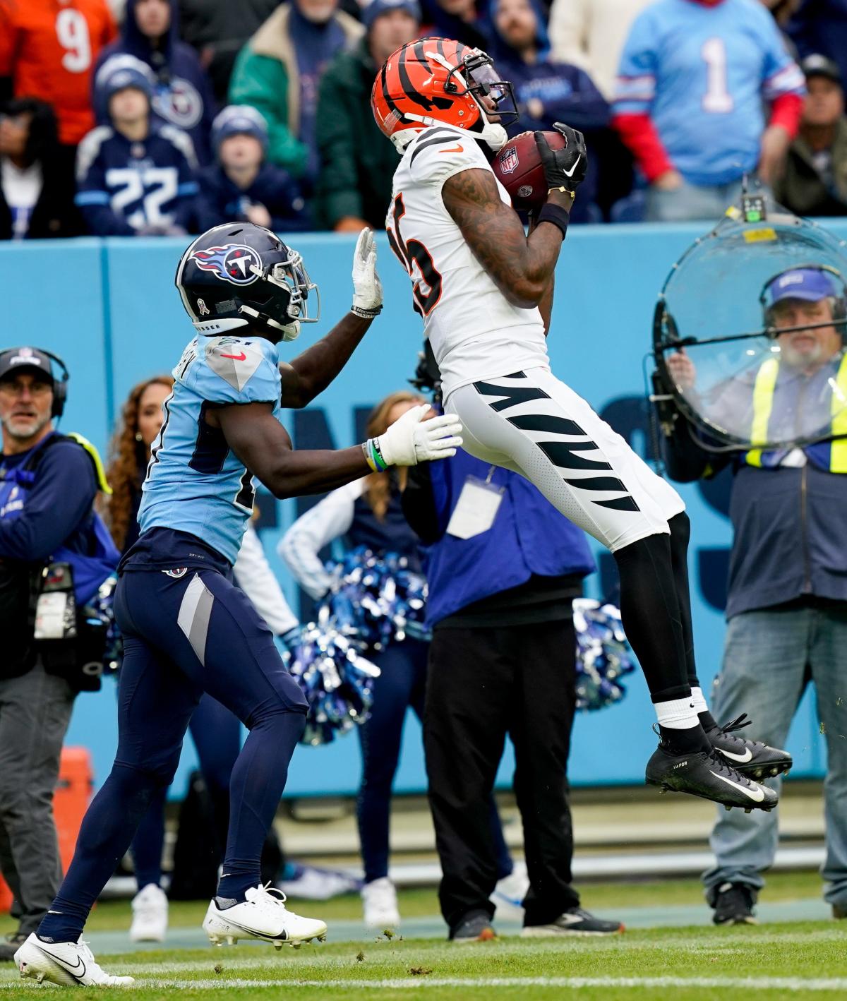 Tennessee Titans cornerback Roger McCreary (21) plays against the