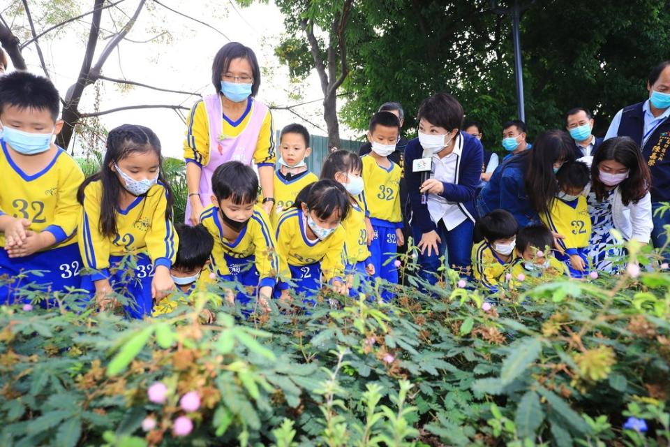 《圖說》台中市長盧秀燕在完工的烏日溪邊公園帶領小朋友認識植栽。