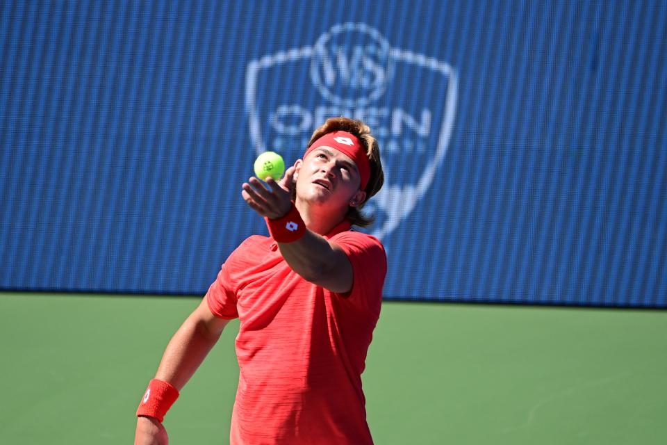 JJ Wolf, de Cincinnati, Ohio, sirve en la primera ronda de clasificación en el Western & Southern Open 2020 en el Centro Nacional de Tenis Billie Jean King de la USTA en Flushing, Nueva York.  Wolf ganó sus primeros dos partidos de clasificación para ganar un lugar en el cuadro principal.