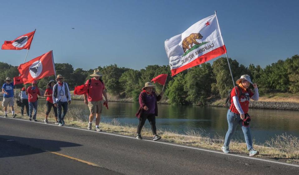 Xóchilt Núñez, derecha, de Orosi, caminó 350 millas de Delano a Sacramento con partidarios de la UFW para ayudar a que se aprobara un proyecto de ley de sindicalización en California en agosto de 2022. Núñez, quien ha pasado años abogando por los derechos de los trabajadores agrícolas y de los inmigrantes, compartió su frustración y enojo con las recientes oleadas de migrantes.