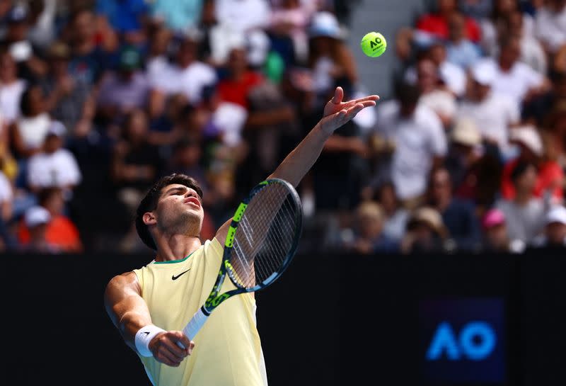 El tenista español Carlos Alcaraz en acción durante su partido de tercera ronda contra el chino Shang Juncheng por el Abierto de Australia