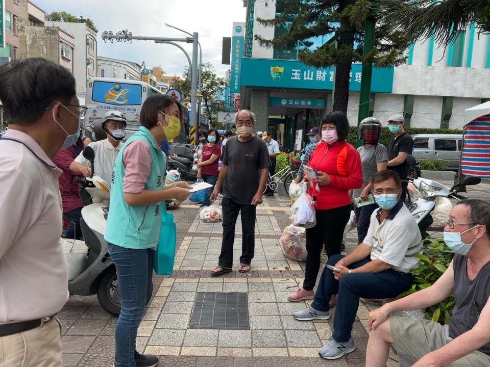 民眾黨市議員參選人蔡宛秦跟著垃圾車行進動線，跟選民互動。蔡宛秦提供