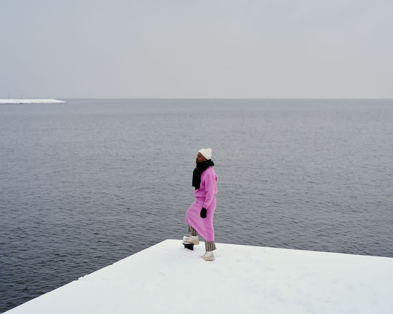 Jani Toivola se prepara para nadar en el océano en Helsinki, Finlandia, el 19 de febrero de 2023. 