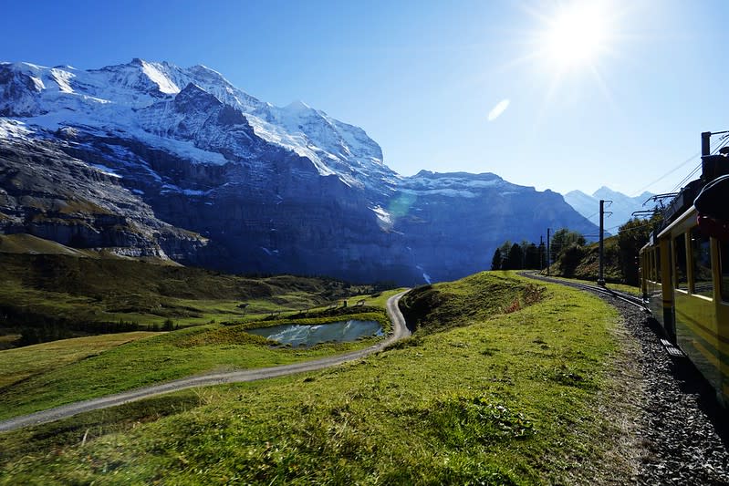 登上少女峰山頂必經的火車站～小夏戴客（Kleine Scheidegg）