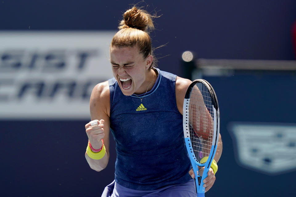 Maria Sakkari reacciona tras ganar un punto en el partido contra Naomi Osaka por los cuartos de final del Abierto de Miami, el miércoles 21 de marzo de 2021. Sakkari ganó 6-0, 6-4. (AP Foto/Lynne Sladky)