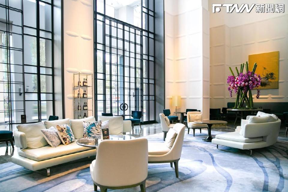 台北萬豪酒店「金緻悅己·伊芙莊園」聯名下午茶，在挑高九米九、貴婦圈最愛的Lobby Lounge，盡情沉浸美味愜意的午後時光。
