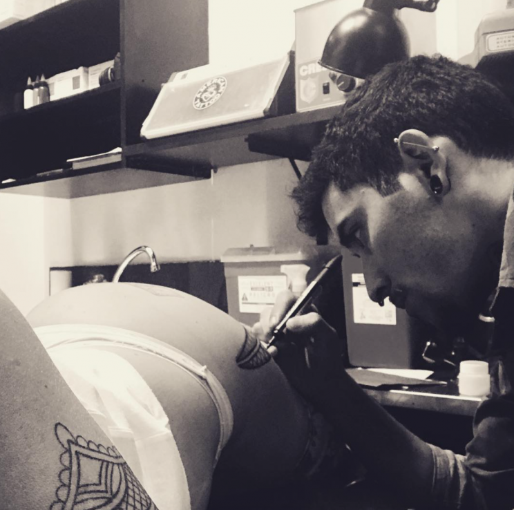 Flor Peña, en pleno proceso de tatuado. Foto: Instagram.com/flor_de_p/