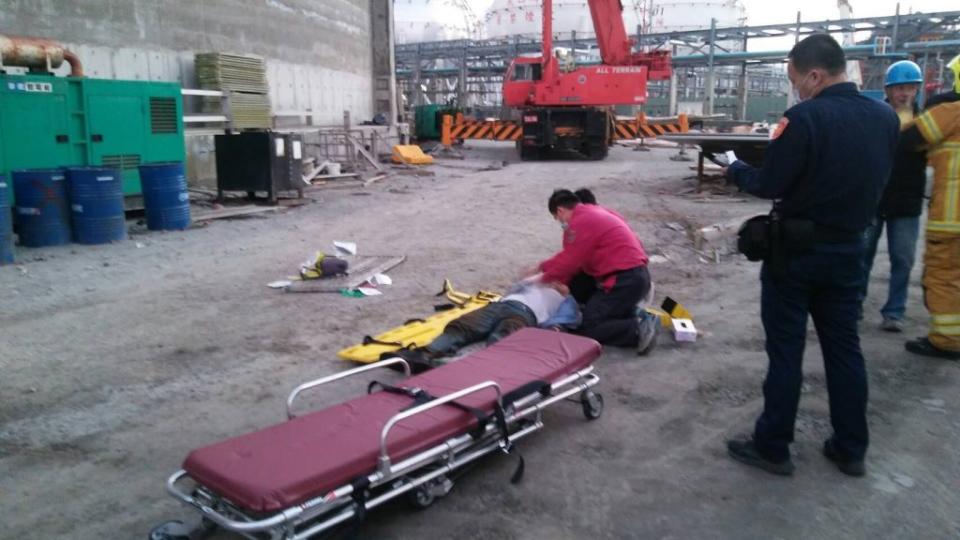  高雄港洲際碼頭15日傳出工安意外釀1死6傷，最後1名工人也被救出，但因被鋼板壓住受困過久，救出時已無生命跡象，已緊急送醫搶救。（圖／中天新聞） 