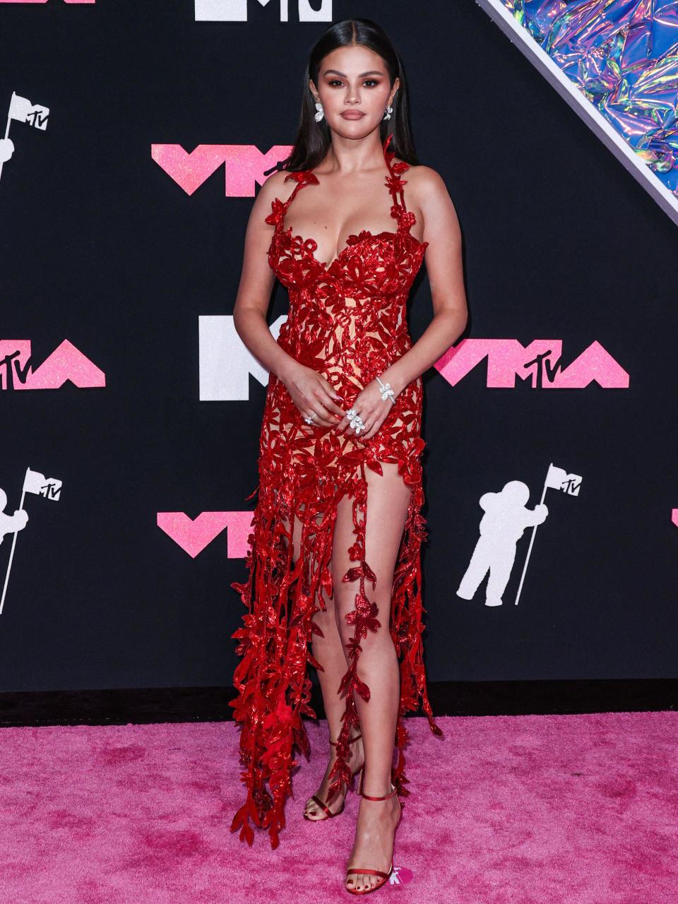 Selena Gomez on the pink carpet at the VMAs, 09.12.23