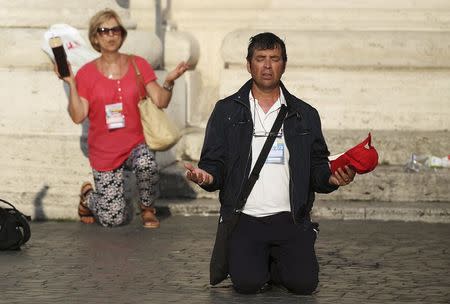 Pilgrims pray as Pope Francis leads a special audience for members of the Renewal in the Holy Spirit movement in Saint Peter's Square at the Vatican July 3, 2015. REUTERS/Alessandro Bianchi