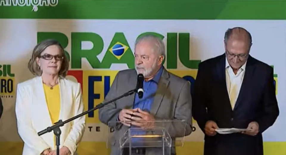 Ao lado de Gleisi Hoffman, presidente do PT, e de seu vice Geraldo Alckmin (PSB), Lula anunciou os primeiros nomes de ministros de seu terceiro governo, que se inicia em 1º de janeiro de 2023 (Reprodução)