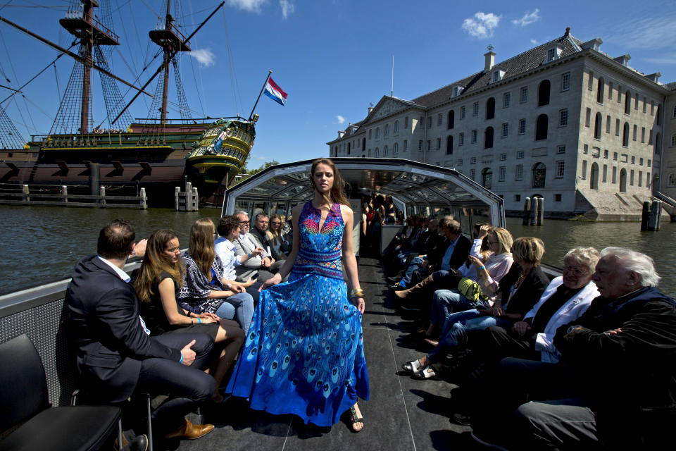 Bis heute in Amsterdam ein gern gesehenes Relikt der Vergangenheit: Eine Nachbildung eines Schiffs der Niederländischen Ostindien-Kompanie (VOC) (Foto: REUTERS/Cris Toala Olivares)