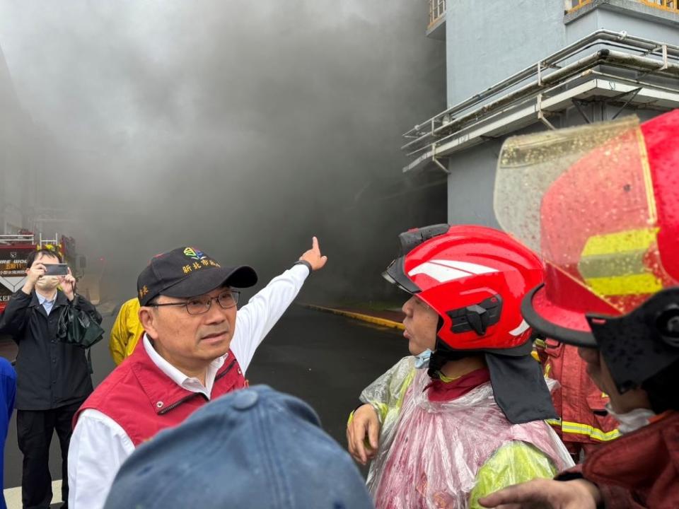 《圖說》新北泰山區南林路塑膠工廠火災，恐有異味逸散，侯友宜市長呼籲民眾關上門窗、戴上口罩，保護呼吸系統。〈消防、環保局提供〉