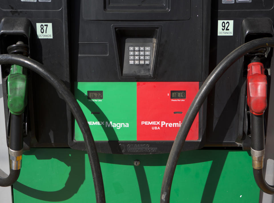 ARCHIVO - Gasolina regular, izquierda y premium están a la venta en el surtidor de una gasolinera en la Ciudad de México, el 3 de enero de 2017. (Foto AP/Rebecca Blackwell, Archivo)