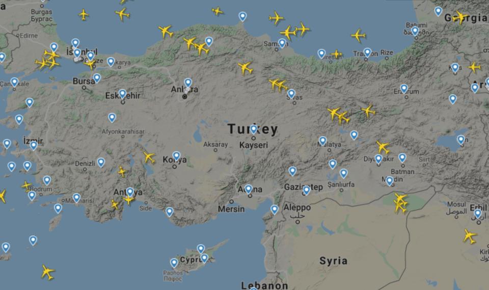 Este era el estado del tráfico aéreo a esa misma hora en Turquía, con apenas unos pocos aviones sobrevolando el país. (Foto: <a href="http://www.flightradar24.com/40.02,-0.53/6" rel="nofollow noopener" target="_blank" data-ylk="slk:FlightRadar24;elm:context_link;itc:0;sec:content-canvas" class="link ">FlightRadar24</a>).