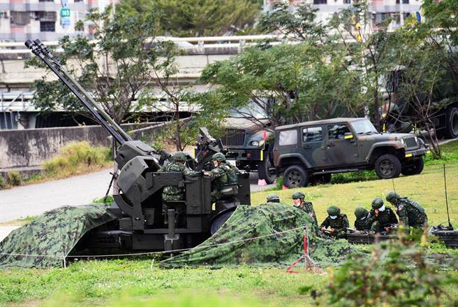 空軍台東志航基地今天在太平溪出海口布置35快砲等防護火砲，進行防空演練。（莊哲權攝）