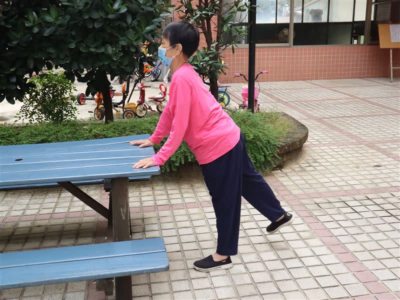林奶奶透過居家趣味運動課程脫離拐杖身體年齡回春6歲