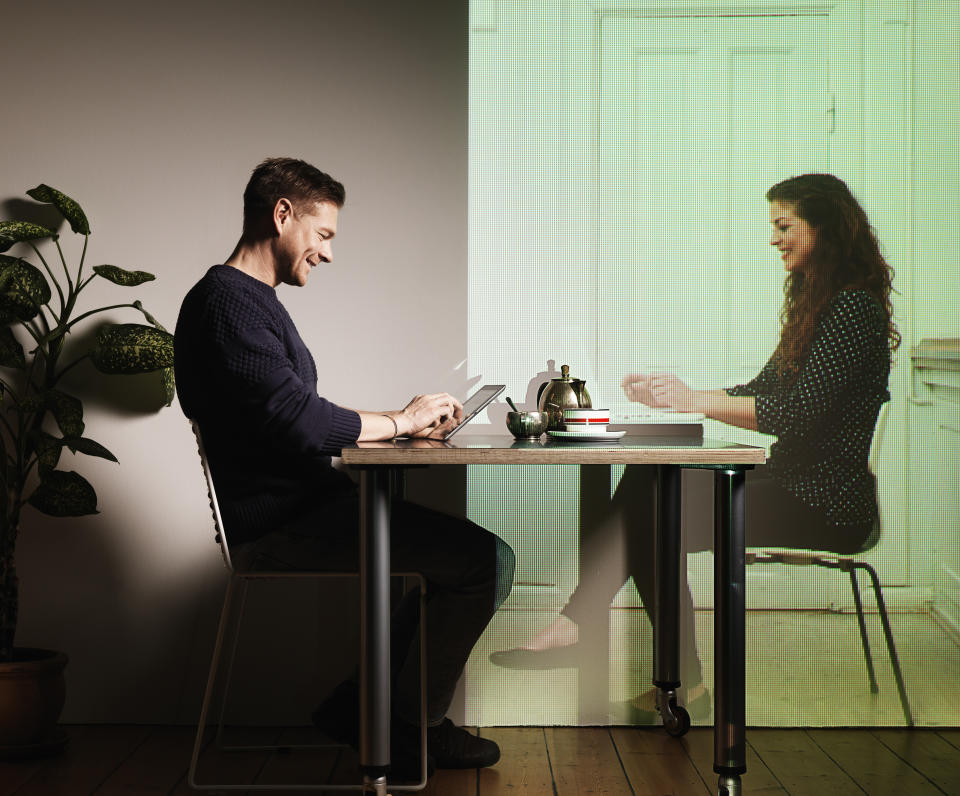 Empezar por aceptar la distancia de tu pareja por el confinamiento es el primer paso para lograr que la relación funcione a pesar de ello. Foto: Getty Images