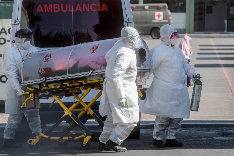 Les ambulanciers paramédicaux déplacent un patient soupçonné d'être infecté par le nouveau coronavirus à l'hôpital de la police militaire, à Mexico, le 30 décembre 2020. - Pedro Pardo - AFP