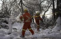 Toronto Hydro employees work to restore power in the Scarborough suburb following an ice storm in Toronto, December 27, 2013. Over 30,000 residents were left without power in Toronto Friday since the storm hit on December 22, local media reported. REUTERS/Mark Blinch (CANADA - Tags: ENVIRONMENT ENERGY)