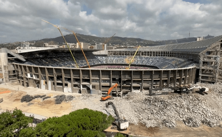 西甲巴塞隆納足球俱樂部將在諾坎普球場興建紀念區，放置死忠球迷的骨灰，圖為該球場仍在翻修，預計2025年完工。（路透社）