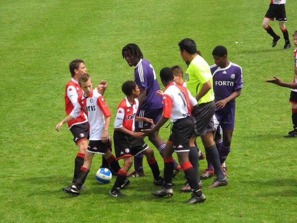 Un joven Romelu Lukaku jugando con otros niños de su edad (Foto: Reddit)