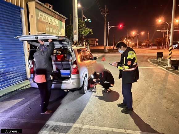 虎警夜間化身道路救援，暖心舉動獲讚賞。(記者劉春生攝)