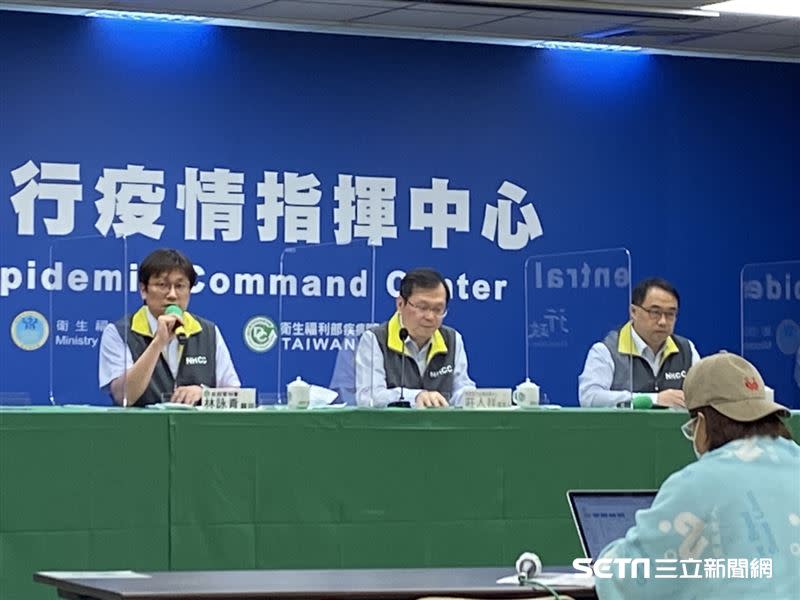 疾管署防疫醫師林詠青（左），建議機組員要接種新冠疫苗，以防百密一疏，並可減少感染重症的機率。 （圖／記者簡浩正攝影）