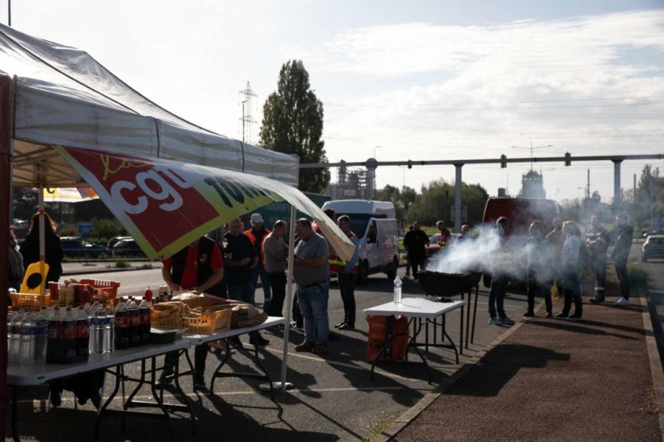 Employees and trade unionists gather as they vote the strike reconduction at the TotalEnergies refinery site, in Gonfreville-l'Orcher, near Le Havre, northwestern France, on October 27, 2022. - Refinery employees voted to pursue the strike and 