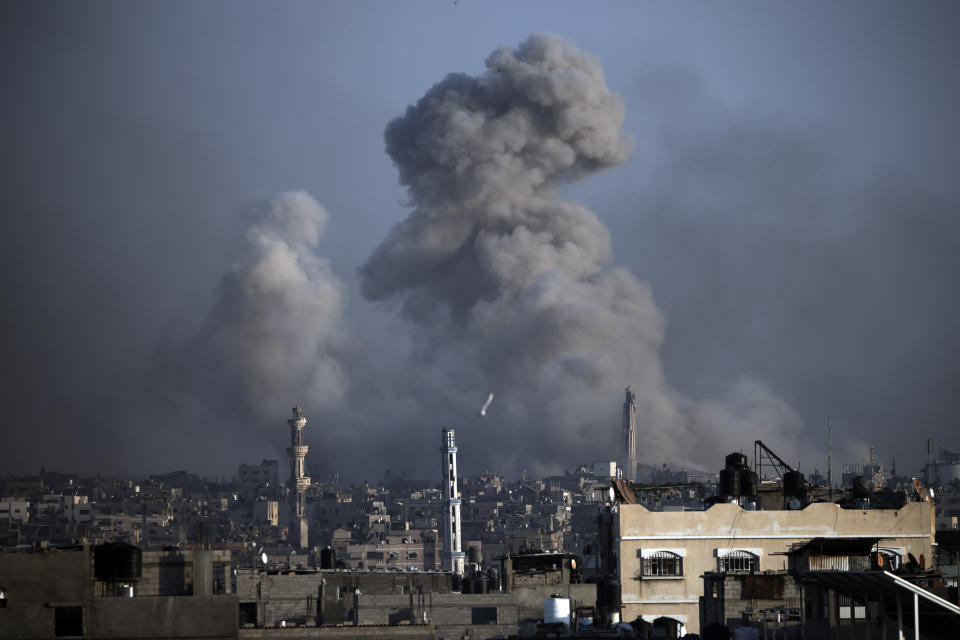 Una columna de humo marca el lugar donde se produjeron bombardeos israelíes en Jan Yunis, en el sur de Gaza, el 17 de enero de 2024. (AP Foto/Mohammed Dahman)