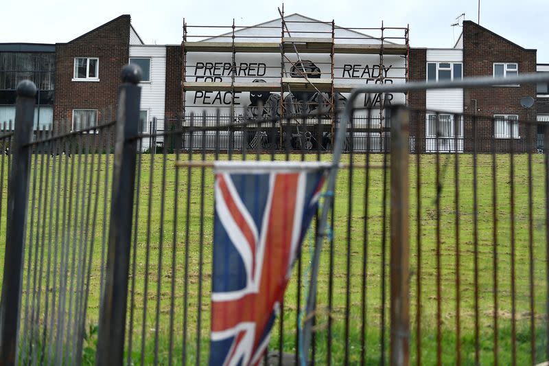 FOTO DE ARCHIVO. Una bandera británica cuelga de una barandilla cerca de un mural en el que se lee "preparados para la paz, listos para la guerra" en un edificio en la zona de Mount Vernon de Belfast, Irlanda del Norte