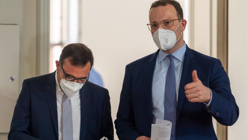 Klaus Holetschek (l, CSU), Staatsminister für Gesundheit und Pflege, und Bundesgesundheitsminister Jens Spahn (r, CDU), stehen vor Beginn einer Pressekonferenz zusammen.