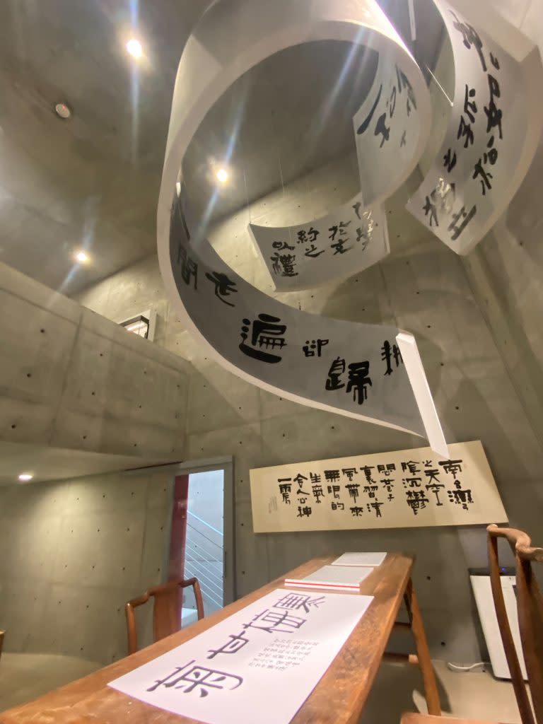 漢寶德紀念館建築獨特，常設館展示漢寶德的一生。（記者張淑娟攝）