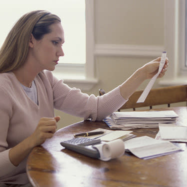 Side-profile-of-a-woman-reading-a-sheet-of-paper_web