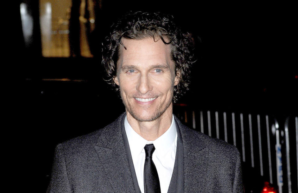 Dans son livre " Greenlights ", l'acteur Matthew McConaughey a révélé la façon inhabituelle dont son père James Donald McConaughey est décédé le 17 août 1992. La star du cinéma a écrit : "J'ai reçu un appel de ma mère. Ton père est mort. Mes genoux ont fléchi. Je n'arrivais pas à y croire. C'était mon père. Rien ni personne ne pouvait le tuer. Sauf maman. Il nous avait toujours dit à mes frères et moi, "Les garçons, quand je partirai, je ferai l'amour à votre mère". Et c'est ce qui s'est passé. Il a eu une crise cardiaque quand il a joui."