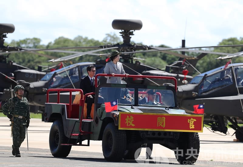 總統蔡英文17日在陸軍龍城營區主持陸軍航空第601旅AH-64E直升機全作戰能力成軍典禮，校閱部隊。（中央社）