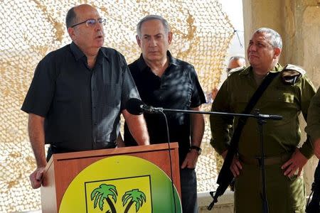 Israel's Defence Minister Moshe Yaalon (L) speaks next to Prime Minister Benjamin Netanyahu (C) and Army Chief of Staff Lieutenant-General Gadi Eisenkot (R) during a visit to a military outpost on the outskirts of Gaza Strip October 20, 2015. REUTERS/Haim Horenstein/Pool