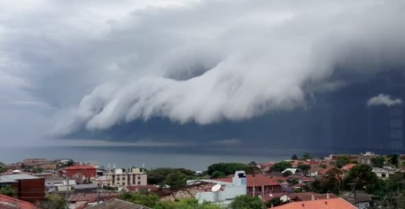 Incredible 'tsunami cloud' rolls in over Sydney (video)