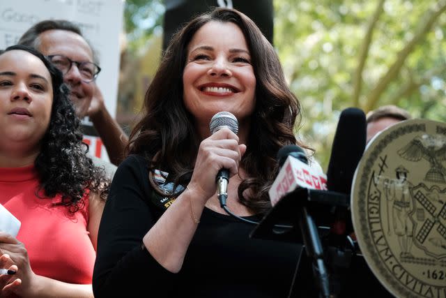 Fran Drescher address picketers in New York City