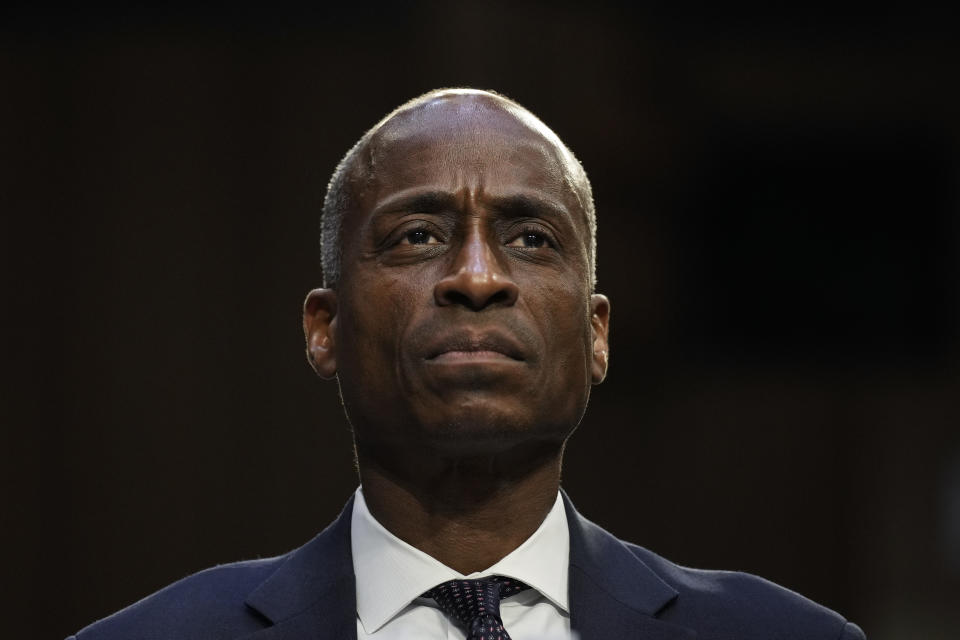 WASHINGTON, DC - 21 GIUGNO: Philip Jefferson, nominato vicepresidente del consiglio dei governatori del Federal Reserve System, testimonia durante l'udienza per le nomine bancarie del Senato il 21 giugno 2023 a Washington, DC.  Prima della sua nomina a vicepresidente, Jefferson è stato membro del consiglio dei governatori della Federal Reserve a partire da maggio 2022.  (Foto di True Anchorer/Getty Images)