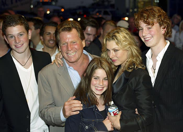 Ryan ONeal con su hija Tatum ONeal y sus nietos