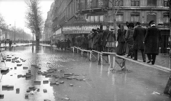 Avenue Daumesnil, in January, 1910.