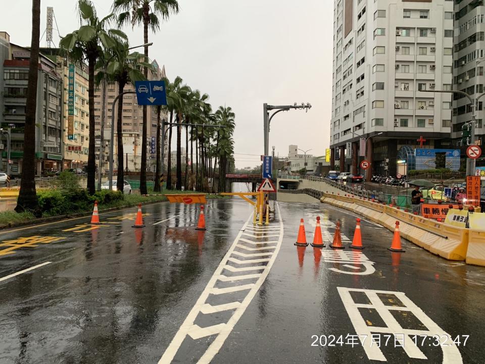 <strong>於晚間5時30分封閉車行地下道。（圖／中天新聞）</strong>