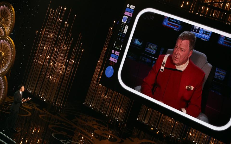 Seth MacFarlane with William Shatner at the 2013 Academy Awards