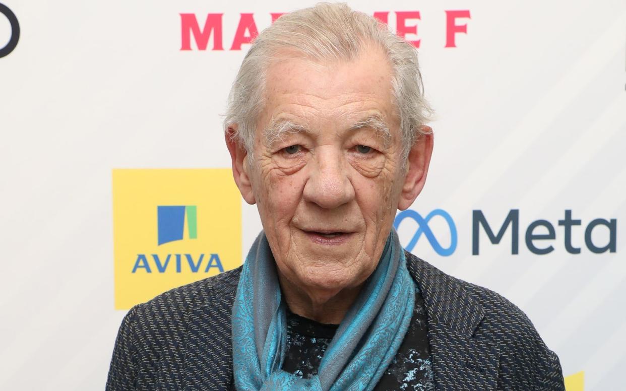 Schauspieler Ian McKellen denkt noch lange nicht ans Aufhören: "Solange die Knie noch halten und das Gedächtnis intakt ist, warum sollte ich nicht weitermachen?", erklärt er im Interview mit "Variety". (Bild: 2022 Getty Images/Lia Toby)