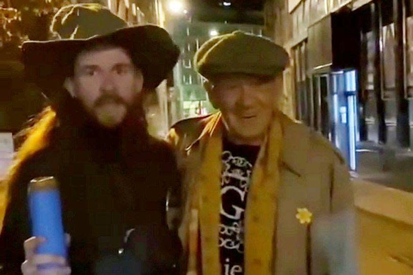 Ian McKellen a surpris un fan, déguisé en Gandalf, alors qu’il fêtait son anniversaire par une tournée des bars dans la ville de Bristol, en Angleterre. 