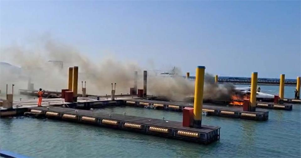 快新聞／嘉義布袋遊艇港公主碼頭火警！ 1遊艇起火燃燒「濃煙狂竄燒到焦黑」