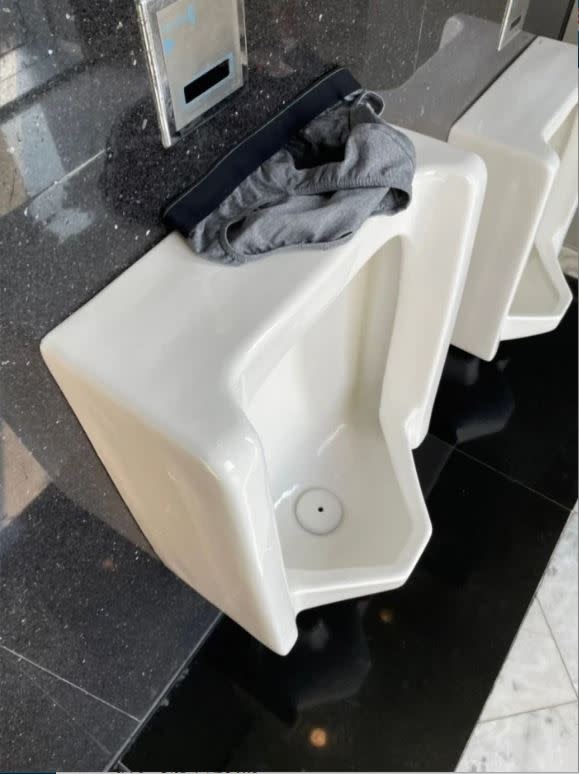 百貨公司的男廁小便桶上出現三角褲。（圖／翻攝自Dcard）